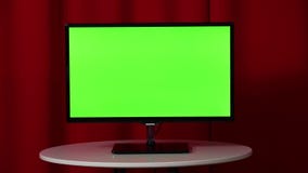 Chiếc màn hình phẳng trên bàn trắng với màn hình xanh lá cây được phê duyệt sẽ làm cho không gian của bạn thêm độc đáo và hiện đại. Hãy xem ảnh để cảm nhận được sự khác biệt mà nó mang lại cho căn phòng của bạn!