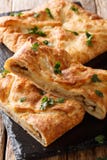 Flatbread di Khachapuri un piatto georgiano tradizionale con il formaggio di suluguni, primo piano delle uova verticale fotografie stock libere da diritti Flatbread di Khachapuri un piatto georgiano tradizionale con il formaggio di suluguni, primo piano delle uova verticale fotografie stock libere da diritti