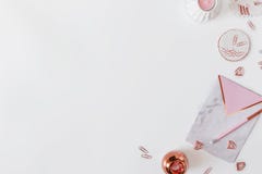Flatlay da tabela da mesa Espaço de trabalho com os cadernos do modrn e as decorações cor-de-rosa e de mármore no fundo branco imagens de stock royalty free Flatlay da tabela da mesa Espaço de trabalho com os cadernos do modrn e as decorações cor-de-rosa e de mármore no fundo branco imagens de stock royalty free