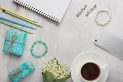 Flatlay με τα λουλούδια και τον καφέ, τηλέφωνο και διακοσμήσεις και δώρα των γυναικών με μια κενή θέση για το γράψιμο σε ένα ελαφ στοκ εικόνες με δικαίωμα ελεύθερης χρήσης Flatlay με τα λουλούδια και τον καφέ, τηλέφωνο και διακοσμήσεις και δώρα των γυναικών με μια κενή θέση για το γράψιμο σε ένα ελαφ στοκ εικόνες με δικαίωμα ελεύθερης χρήσης