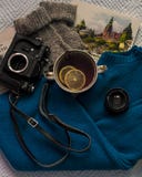 Flatlay του τσαγιού με τα λεμόνια, τη κάμερα oldschool, το πουλόβερ και τα βιβλία στοκ εικόνα Flatlay του τσαγιού με τα λεμόνια, τη κάμερα oldschool, το πουλόβερ και τα βιβλία στοκ εικόνα