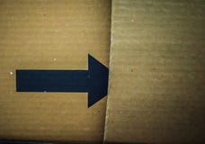 flecha negra en una caja de envío de la cartulina para el anuncio imagenes de archivo flecha negra en una caja de envío de la cartulina para el anuncio imagenes de archivo