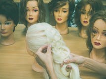 Flechten einer Borte auf einem Mannequin lizenzfreies stockbild Flechten einer Borte auf einem Mannequin lizenzfreies stockbild