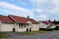 Flera låghus- hus nära skogen arkivbild Flera låghus- hus nära skogen arkivbild