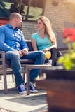 Flertar em um café Pares loving bonitos que sentam-se em um café que aprecia no café e na conversação Amor, romance, datando imagem de stock royalty free Flertar em um café Pares loving bonitos que sentam-se em um café que aprecia no café e na conversação Amor, romance, datando imagem de stock royalty free