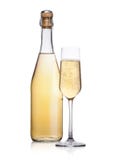 Fles en glas gele champagne met bellen Royalty-vrije Stock Fotografie Fles en glas gele champagne met bellen Royalty-vrije Stock Fotografie