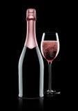 Fles en glas roze roze champagne op zwarte Royalty-vrije Stock Fotografie Fles en glas roze roze champagne op zwarte Royalty-vrije Stock Fotografie