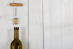 Fles wijncork en een kurketrekker op een witte houten lijst stock foto's Fles wijncork en een kurketrekker op een witte houten lijst stock foto's