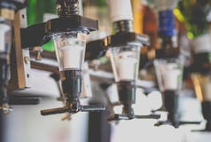 Flessen geesten en alcoholische drank royalty-vrije stock afbeeldingen Flessen geesten en alcoholische drank royalty-vrije stock afbeeldingen