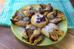 Fleur de pâte feuilletée de pépite de chocolat avec de la sauce à vanille et la griotte couvertes de CCB en bois de sucre, vert e photo stock Fleur de pâte feuilletée de pépite de chocolat avec de la sauce à vanille et la griotte couvertes de CCB en bois de sucre, vert e photo stock
