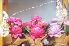 Fleurs colorées dans un panier photo stock Fleurs colorées dans un panier photo stock