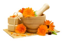 Fleurs de Calendula avec le savon de bain Photos stock Fleurs de Calendula avec le savon de bain Photos stock