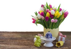 Fleurs de ressort avec l'oeuf de pâques photographie stock Fleurs de ressort avec l'oeuf de pâques photographie stock