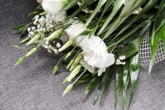 Fleurs les épousant blanches dans a photographie stock libre de droits Fleurs les épousant blanches dans a photographie stock libre de droits