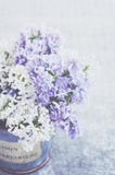 Fleurs lilas blanches et violettes dans le vase à vintage sur le fond gris photos stock Fleurs lilas blanches et violettes dans le vase à vintage sur le fond gris photos stock