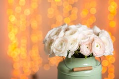 Fleurs persanes roses de renoncule Le ranunculus bouclé de pivoine dans le vintage gris métallique peut Vase avec le beau bouquet images stock Fleurs persanes roses de renoncule Le ranunculus bouclé de pivoine dans le vintage gris métallique peut Vase avec le beau bouquet images stock