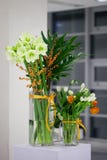Fleurs - tables mises pour épouser photographie stock Fleurs - tables mises pour épouser photographie stock