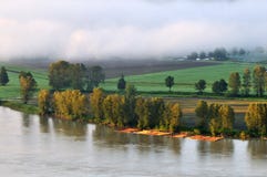 Fleuve de Fraser au lever de soleil brumeux Photo libre de droits Fleuve de Fraser au lever de soleil brumeux Photo libre de droits