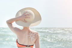 Flicka i en hatt mot havet På baksidan är den målade solen fotografering för bildbyråer Flicka i en hatt mot havet På baksidan är den målade solen fotografering för bildbyråer