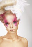 Flicka med Fuzzy Feathers och fantastiska Art Makeup royaltyfria bilder Flicka med Fuzzy Feathers och fantastiska Art Makeup royaltyfria bilder