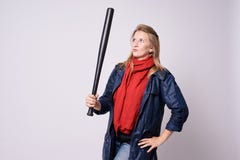 Flicka med slagträet Ljus bakgrund röd scarf Blått omslag royaltyfria foton Flicka med slagträet Ljus bakgrund röd scarf Blått omslag royaltyfria foton
