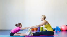 Flicka och instruktör eller moder som gör gymnastiska övningar i konditiongrupp arkivfilmer Flicka och instruktör eller moder som gör gymnastiska övningar i konditiongrupp arkivfilmer