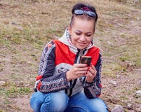 flicka som sitter se telefonen fotografering för bildbyråer flicka som sitter se telefonen fotografering för bildbyråer