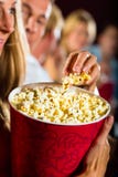 Flicka som äter popcorn i bio eller filmbiograf fotografering för bildbyråer Flicka som äter popcorn i bio eller filmbiograf fotografering för bildbyråer