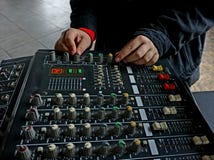 Flickahänder på musikkontrollbordet arkivbild Flickahänder på musikkontrollbordet arkivbild