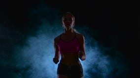 Flickakondition kör stadigt Bekläda beskådar Svart skärm i röken silhouette långsam rörelse close upp arkivfilmer Flickakondition kör stadigt Bekläda beskådar Svart skärm i röken silhouette långsam rörelse close upp arkivfilmer