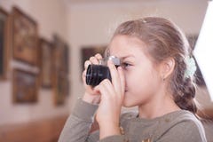 Flickan med en retro kamera gör ett foto arkivbild Flickan med en retro kamera gör ett foto arkivbild