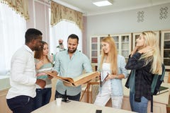 Flickan med exponeringsglas läser den stora boken med den tomma räkningen i arkiv arkivfoto Flickan med exponeringsglas läser den stora boken med den tomma räkningen i arkiv arkivfoto