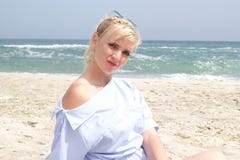 Flickan på stranden, blondinen vid havet blå klänningflicka royaltyfria bilder Flickan på stranden, blondinen vid havet blå klänningflicka royaltyfria bilder