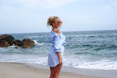 Flickan på stranden, blondinen vid havet blå klänningflicka royaltyfri bild Flickan på stranden, blondinen vid havet blå klänningflicka royaltyfri bild