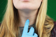 Flickan på undersökning på doktorn thyroid royaltyfri bild Flickan på undersökning på doktorn thyroid royaltyfri bild