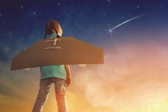 Flickan spelar astronautet royaltyfri bild Flickan spelar astronautet royaltyfri bild
