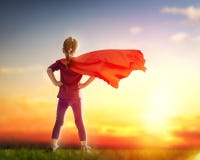 Flickan spelar superheroen royaltyfri foto Flickan spelar superheroen royaltyfri foto