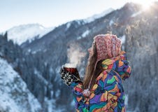 Flickan tycker om snönedgångarna Den unga kvinnan i en stucken form dricker te i skogen under ett snöfall tonat foto royaltyfri foto Flickan tycker om snönedgångarna Den unga kvinnan i en stucken form dricker te i skogen under ett snöfall tonat foto royaltyfri foto