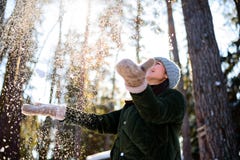 Flickan tycker om vintern, den frostiga dagen, snö spela med snö, kastar en kvinna vit lös snö in i luften Gå med vinterskogen arkivfoton Flickan tycker om vintern, den frostiga dagen, snö spela med snö, kastar en kvinna vit lös snö in i luften Gå med vinterskogen arkivfoton