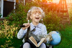 Flickan är lycklig med slutet av skolåret royaltyfria foton Flickan är lycklig med slutet av skolåret royaltyfria foton