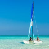 Flickor som seglar på en katamaran på Varadero, sätter på land i Kuba fotografering för bildbyråer Flickor som seglar på en katamaran på Varadero, sätter på land i Kuba fotografering för bildbyråer