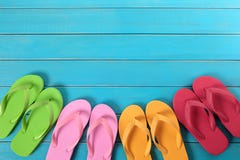 Flipflops mit blauem Decking lizenzfreies stockfoto Flipflops mit blauem Decking lizenzfreies stockfoto