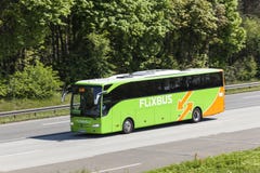 Flixbus på huvudvägen arkivfoton Flixbus på huvudvägen arkivfoton
