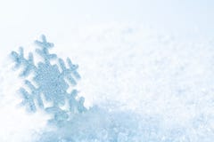 Floco de neve na neve, floco azul da neve dos Sparkles, inverno foto de stock Floco de neve na neve, floco azul da neve dos Sparkles, inverno foto de stock