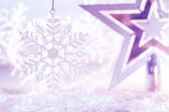 Floco de neve roxo e branco da prata da estrela do Natal Fundo do Natal e do ano novo fotografia de stock royalty free Floco de neve roxo e branco da prata da estrela do Natal Fundo do Natal e do ano novo fotografia de stock royalty free