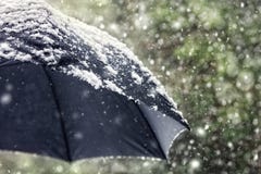 Flocons de neige tombant sur un parapluie noir images libres de droits Flocons de neige tombant sur un parapluie noir images libres de droits