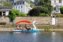 Flod Semois med familjen som kopplar av i pedalos i belgisk buljong arkivfoton Flod Semois med familjen som kopplar av i pedalos i belgisk buljong arkivfoton