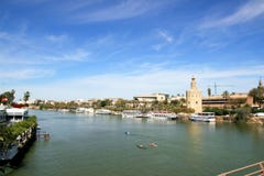 flod seville för byggnadsguadalquivir liggande royaltyfri foto flod seville för byggnadsguadalquivir liggande royaltyfri foto