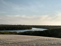 Floden kallade Aracatiaçu på det härliga landskapet för den brasilianska kusten arkivfoto Floden kallade Aracatiaçu på det härliga landskapet för den brasilianska kusten arkivfoto