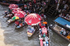 Flodmarknad i Thailand royaltyfri bild Flodmarknad i Thailand royaltyfri bild